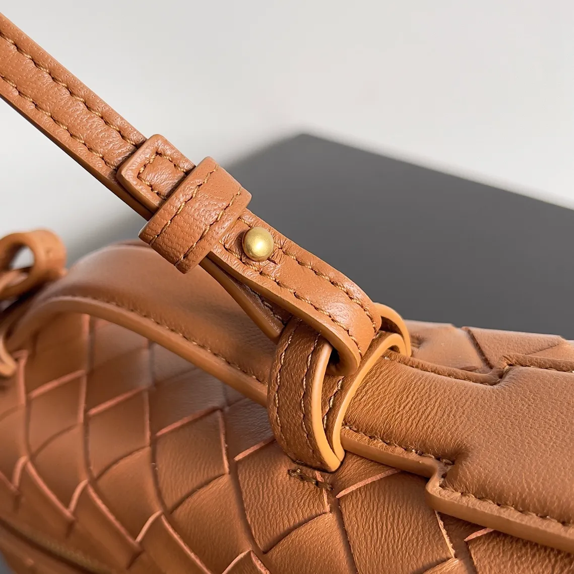 Batch 1360 Bottega Veneta 24 spring and summer woven zipper crossbody bag. A crossbody bag that can be used as a cosmetic bag. The exquisite weaving and compact body are an indispensable accessory for the upcoming summer. The double zipper also better protects the bag. It has a large capacity. If you like it, don’t miss it. Style number: 789109 Size: 22*12.5*5cm